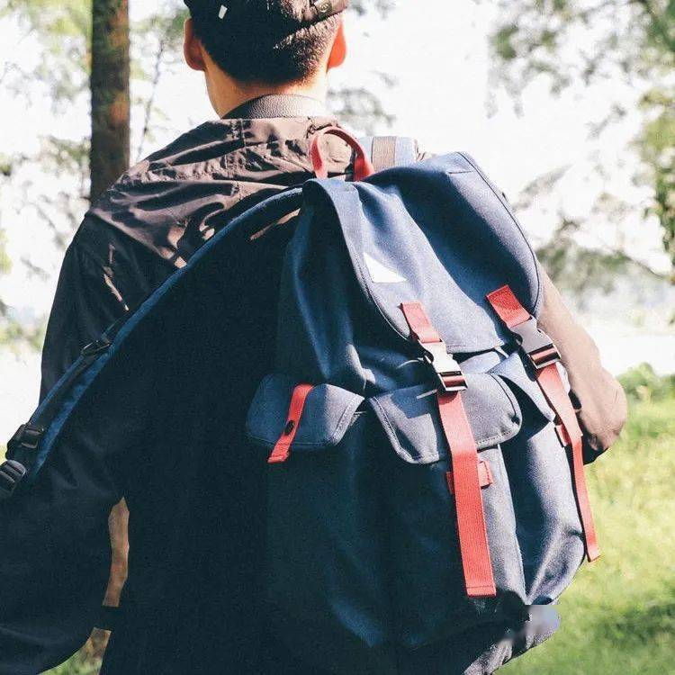 造型|最烂大街的男生双肩包你中招了吗？