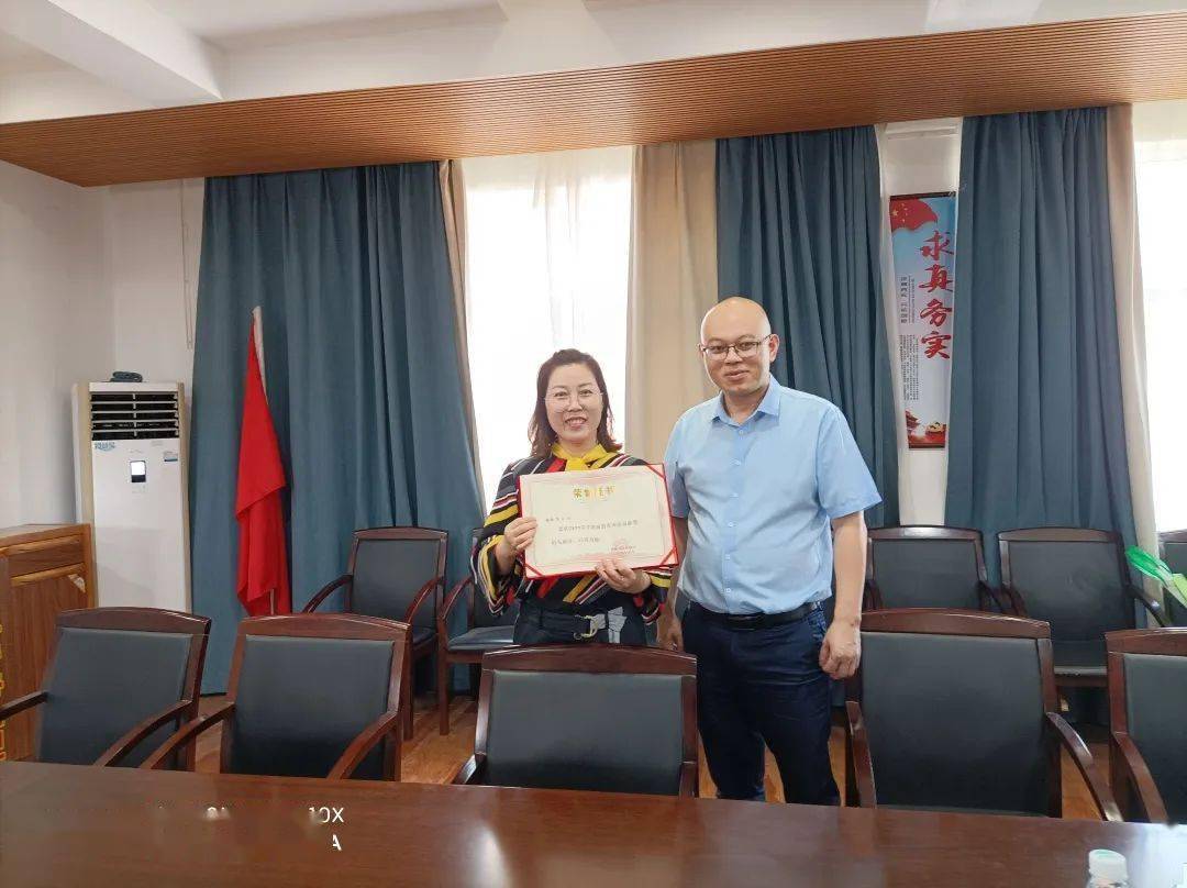要闻 箬横镇党委副书记,镇长王军德开展教师节慰问活动