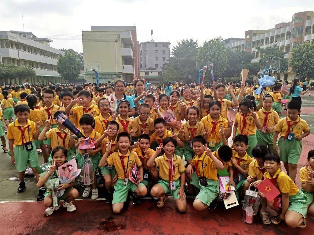 △台山市台城中心小学学生为老师们送上鲜花,仪式感满满.