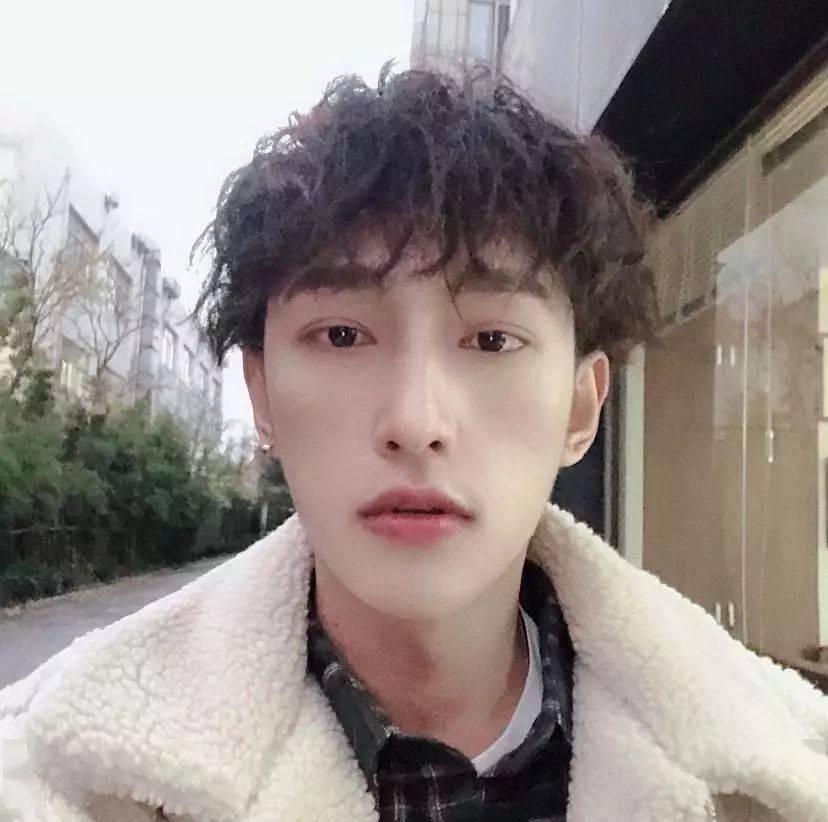 ‘熊猫体育首页’
2020年最值得剪的16款男生发型(图7)