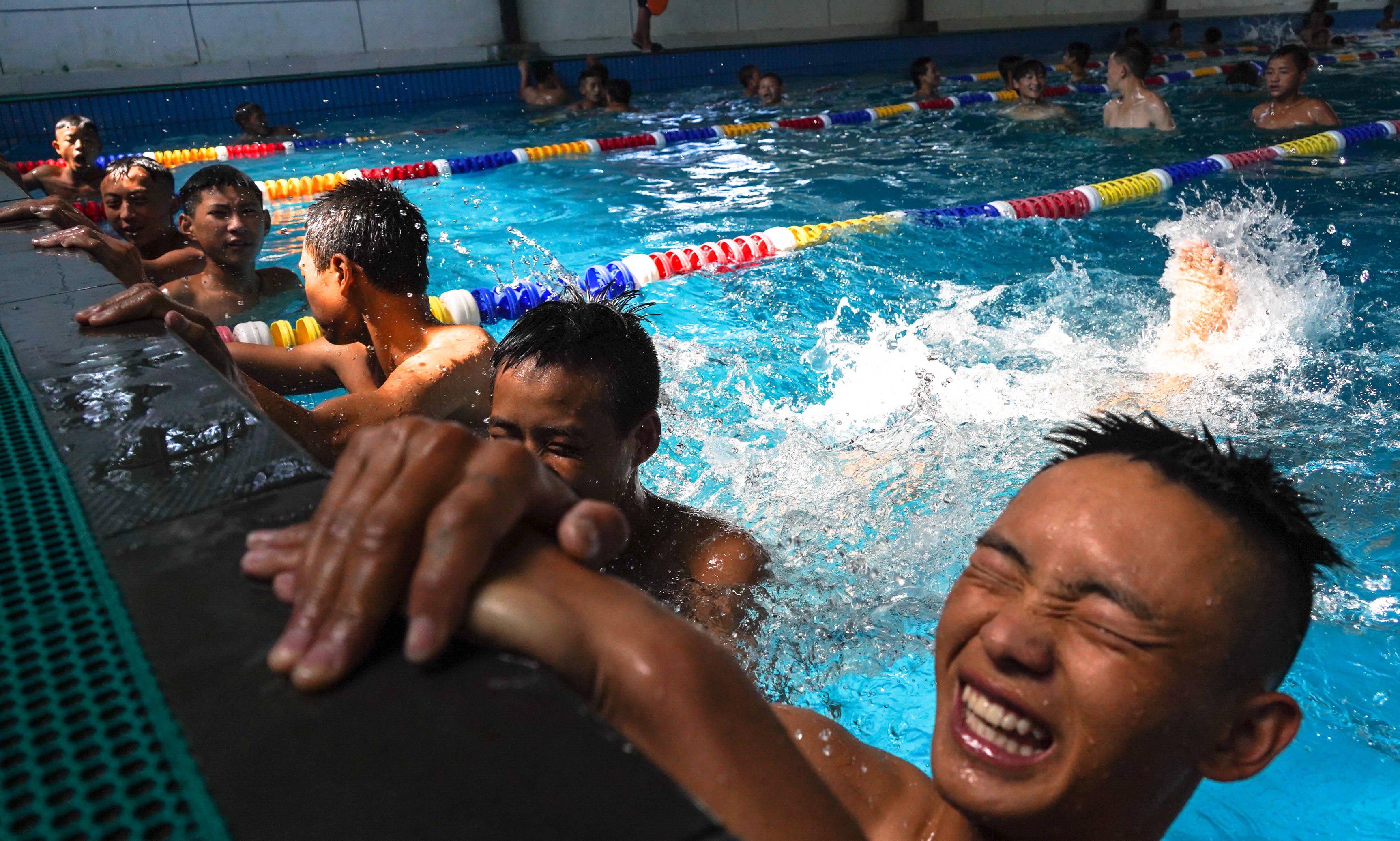 图为越西县西城中学初三16班的学生在游泳课上练习打腿.