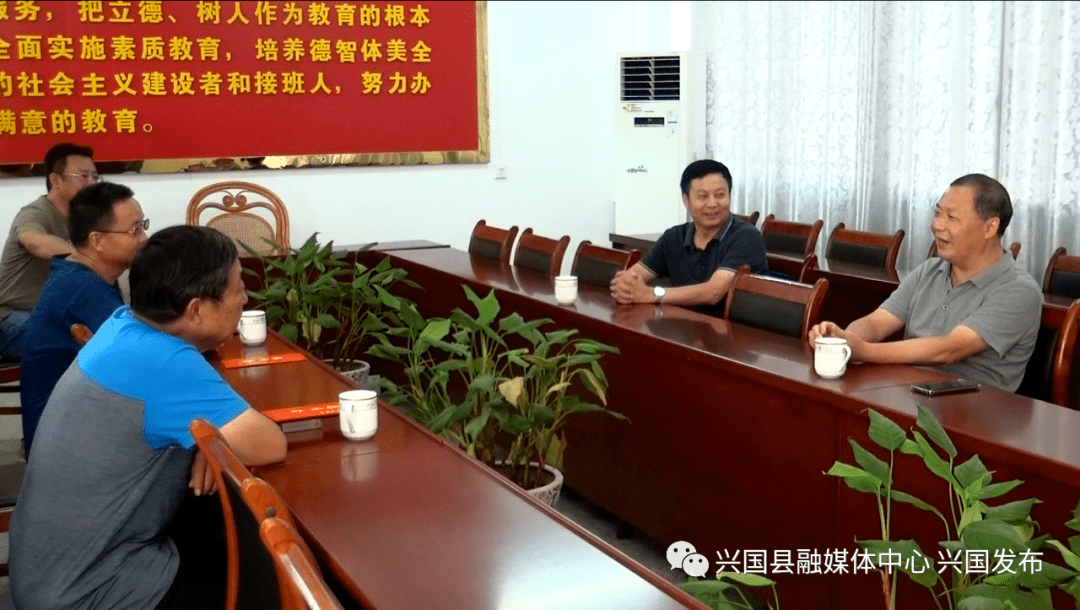 县委书记赖晓军,县委副书记,县长陈黎等县领导教师节走访慰问我县优秀