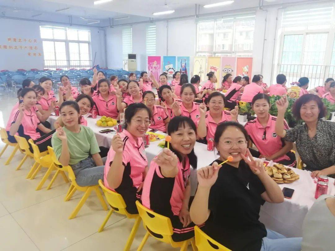 最美的节日周村区凤鸣小学附设幼儿园开展教师节活动