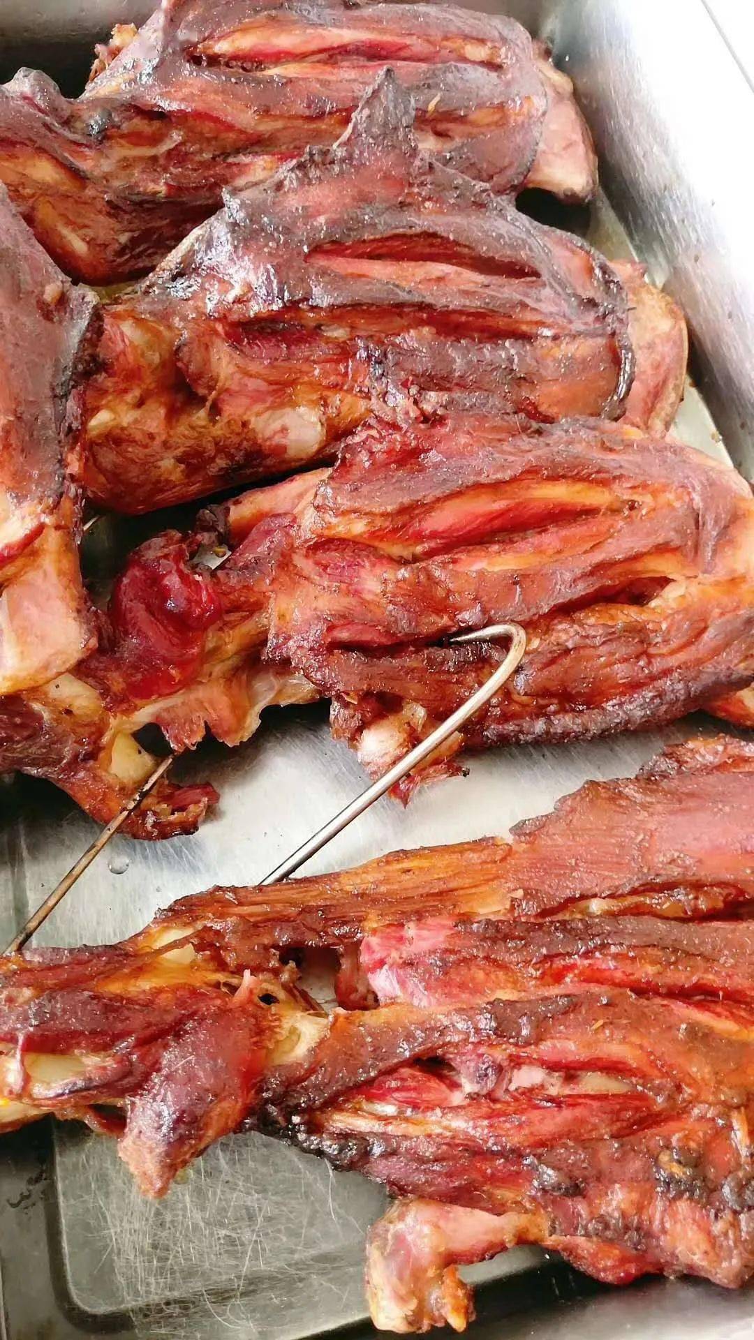秘制大羊腿,碳火吊炉烤制!味美极致!