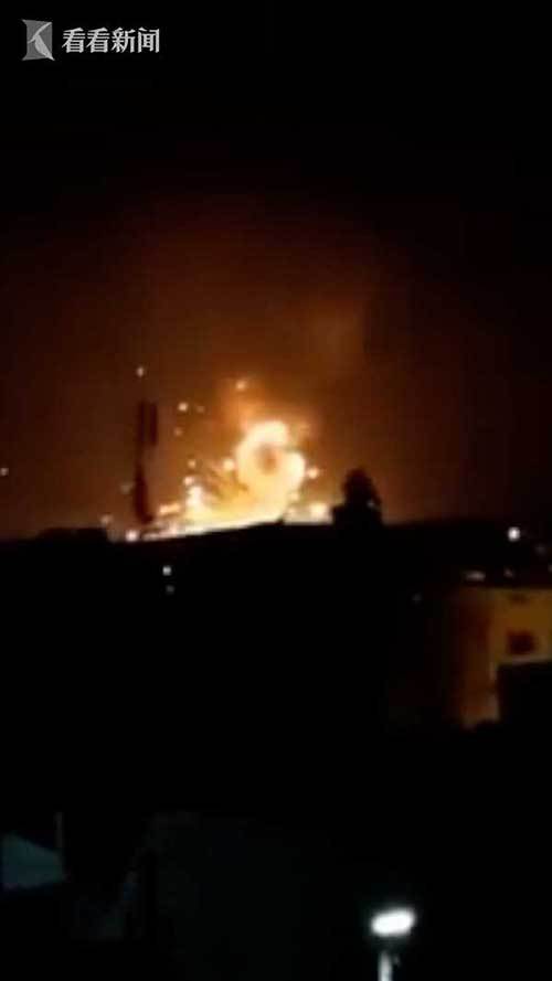 约旦军事弹药库电线短路爆炸 巨大火焰照亮夜空