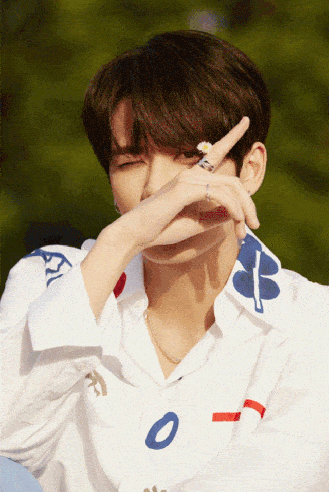 配饰|秦霄贤跨界亮相,如何秒变摇滚低音主唱