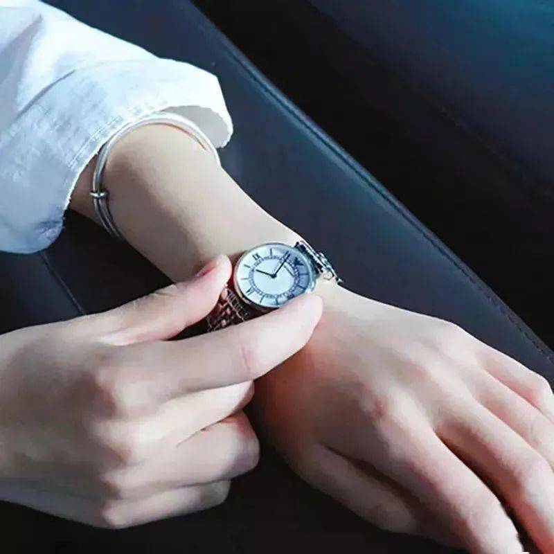 满天星|好物┃明星都在戴的阿玛尼满天星，官网3990我们不到三折，专柜气到关门！