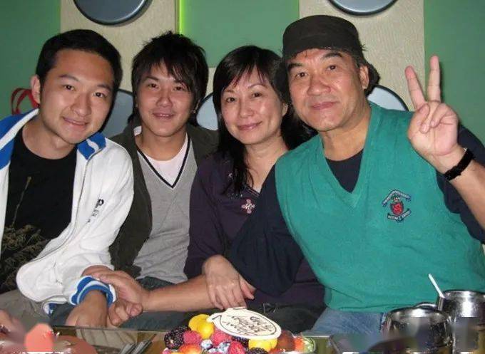 大赞妻子是阿朱!71岁梁家仁路边小店吃饭,头发花白但精神好