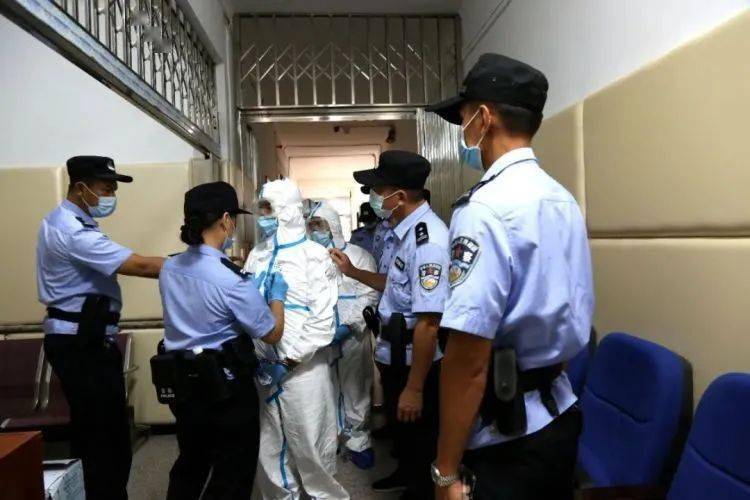 富川一恶势力犯罪集团受审 5人穿防护服出庭