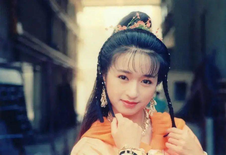 今年54岁的杨羚当年在荧幕上甜美、充满少女气息的模样，相信给不少观众