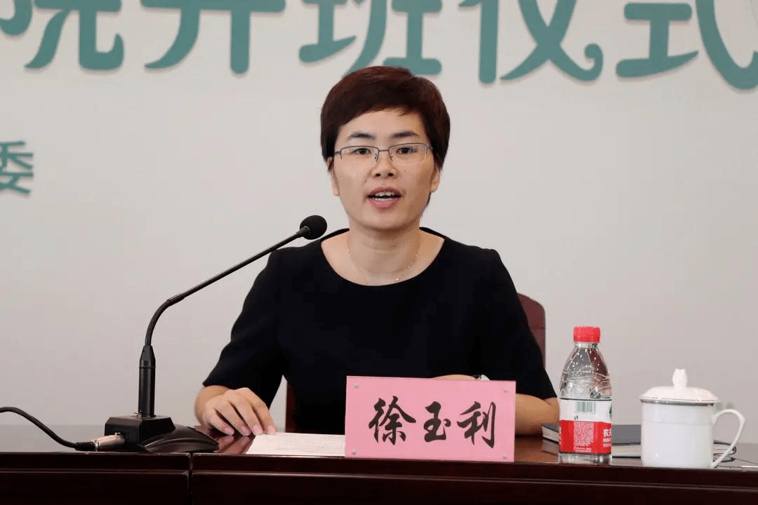 城厢街道党工委副书记徐玉利主持仪式城厢街道组织委员朱君丽介绍青城