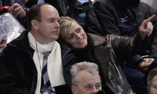 婚纱|巩俐差点当王妃？最终却输给更年轻的她？哭着穿上20000多颗珍珠婚纱…