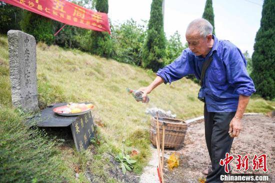 老人|长沙老人为抗战烈士守墓50余年