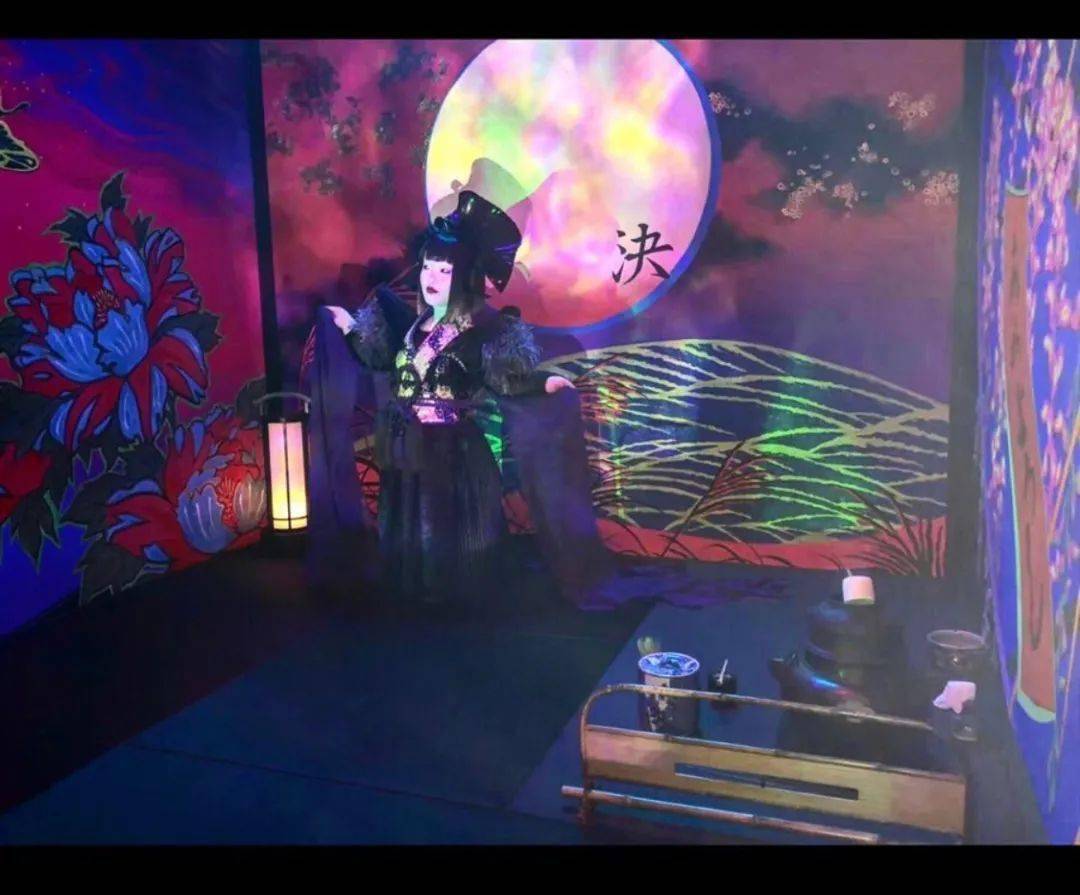 夜店|身高只有1.24m的侏儒女，却成了东京某夜店的最人气舞女，你不努力谁替你坚强？