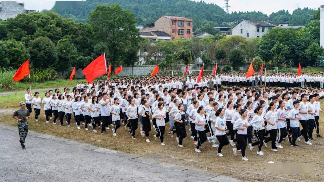 9月12日,南部县第二中学德仁校区的操场上,队列整齐,呼号声震天,南部