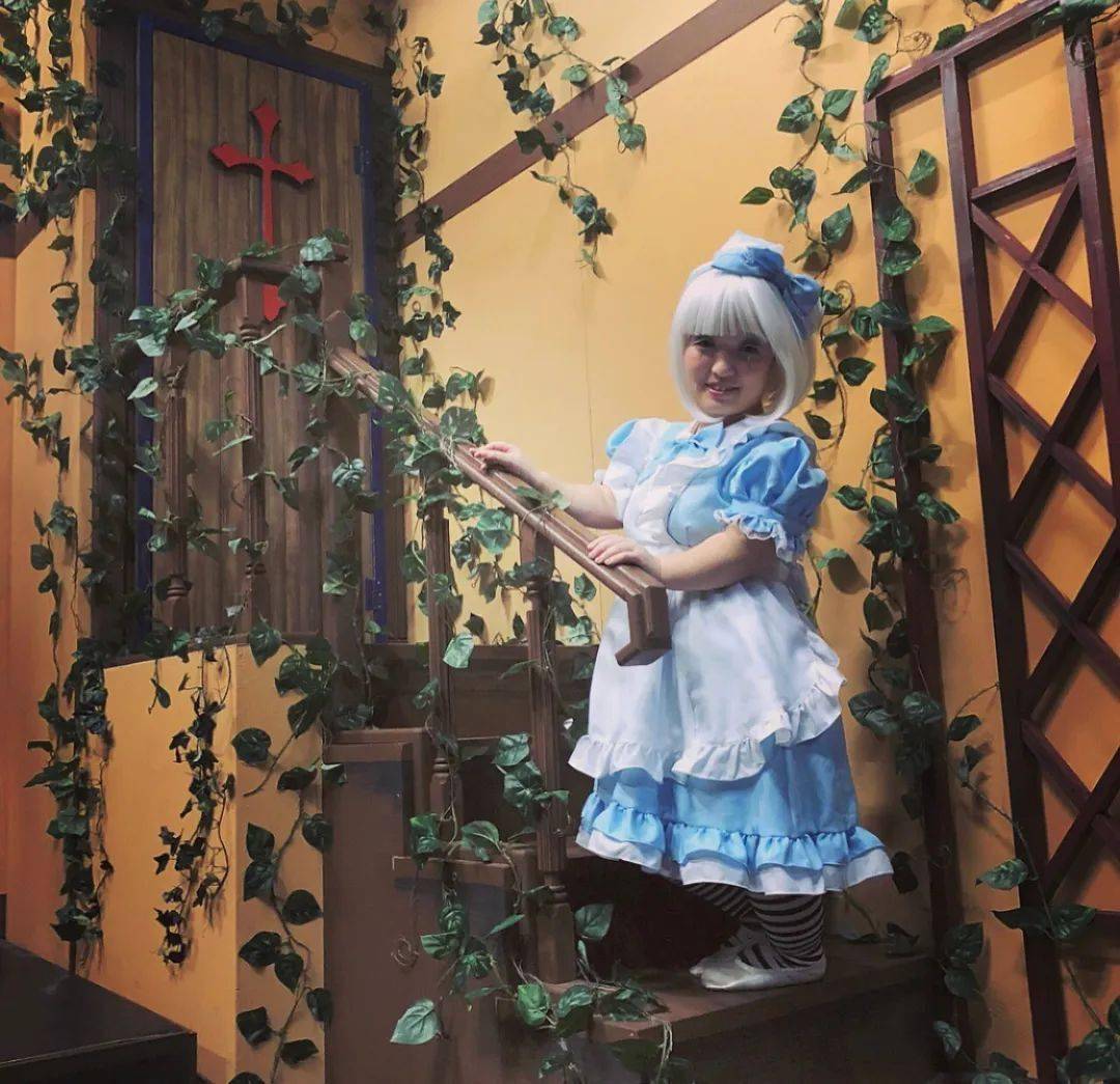 夜店|身高只有1.24m的侏儒女，却成了东京某夜店的最人气舞女，你不努力谁替你坚强？