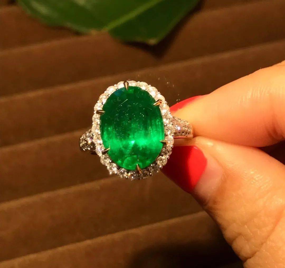 区别|女人戴珠宝和戴黄金首饰有什么区别？