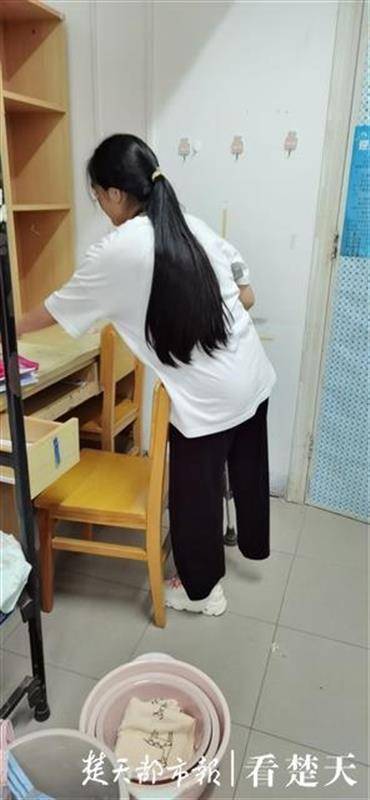 梁景玲|江汉大学迎来新生，乐观女孩拄着拐杖来报到