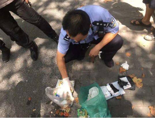 垃圾从天而降|素质呢???一袋垃圾从天而降砸中轿车