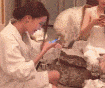 搞笑GIF:交到这样的女朋友 注定每天都有惊喜