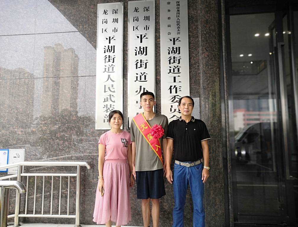 王宋凯|长大后我就成了你！父亲守卫国门边关30年，儿子大学报名参军