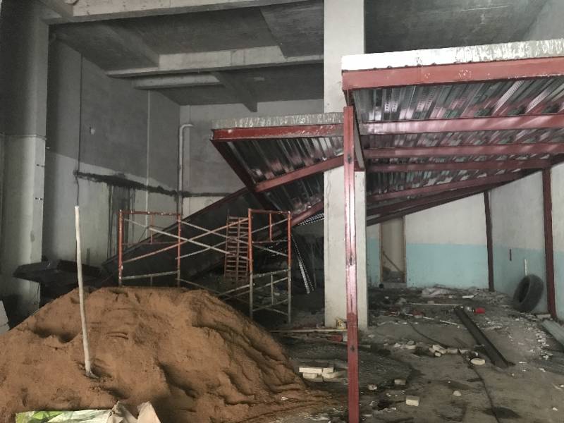 广东阳江某商铺楼板坍塌，一工人被埋压昏迷，