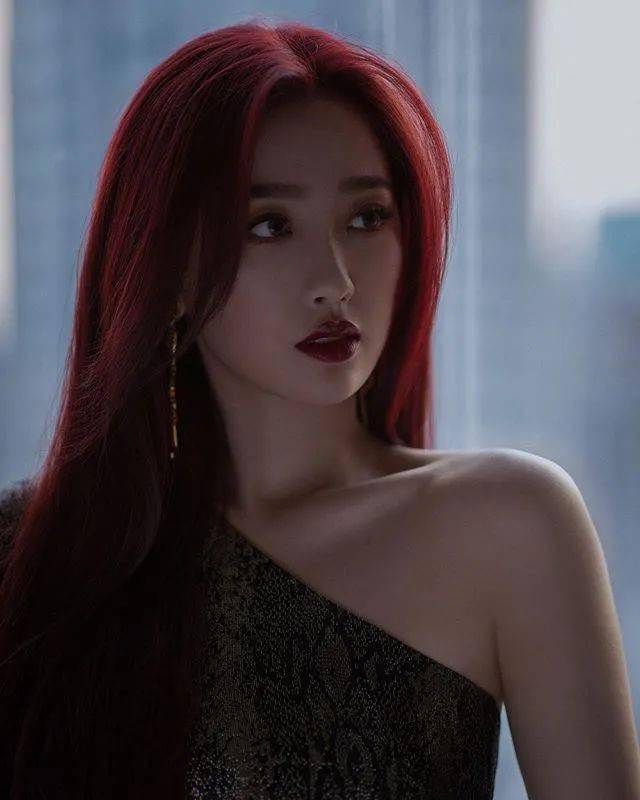 棕色|虞书欣和李圣经双双换上神仙发色，秋冬最显肤白发色你get了吗？