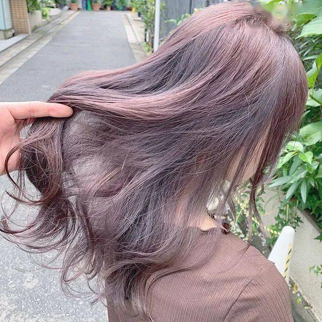 棕色|虞书欣和李圣经双双换上神仙发色，秋冬最显肤白发色你get了吗？