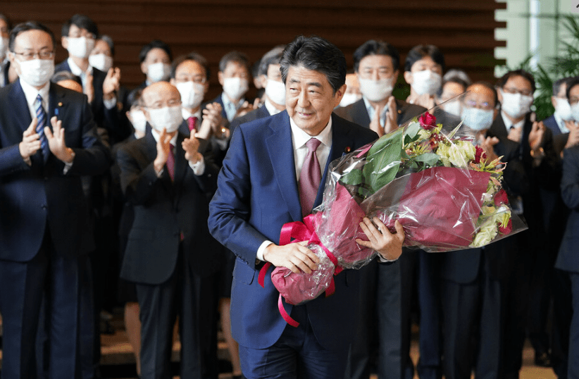 现场 安倍搬离日本首相官邸 手捧鲜花微笑 菅义伟为其送行 内阁会议