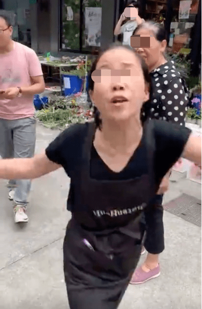 当事|大学生给花店差评，老板进校骚扰！校方最新回应