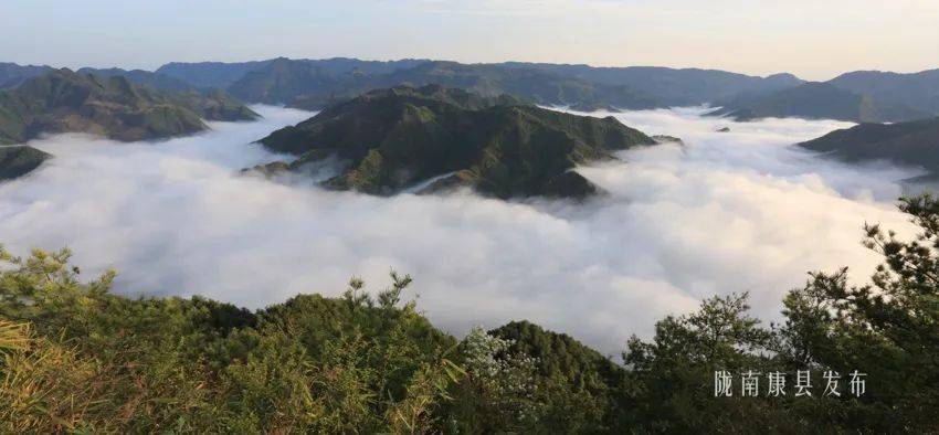 (春意昂然)康县长坝镇▲大小山峰,千沟壑都淹没在云海波涛之中,老龙王