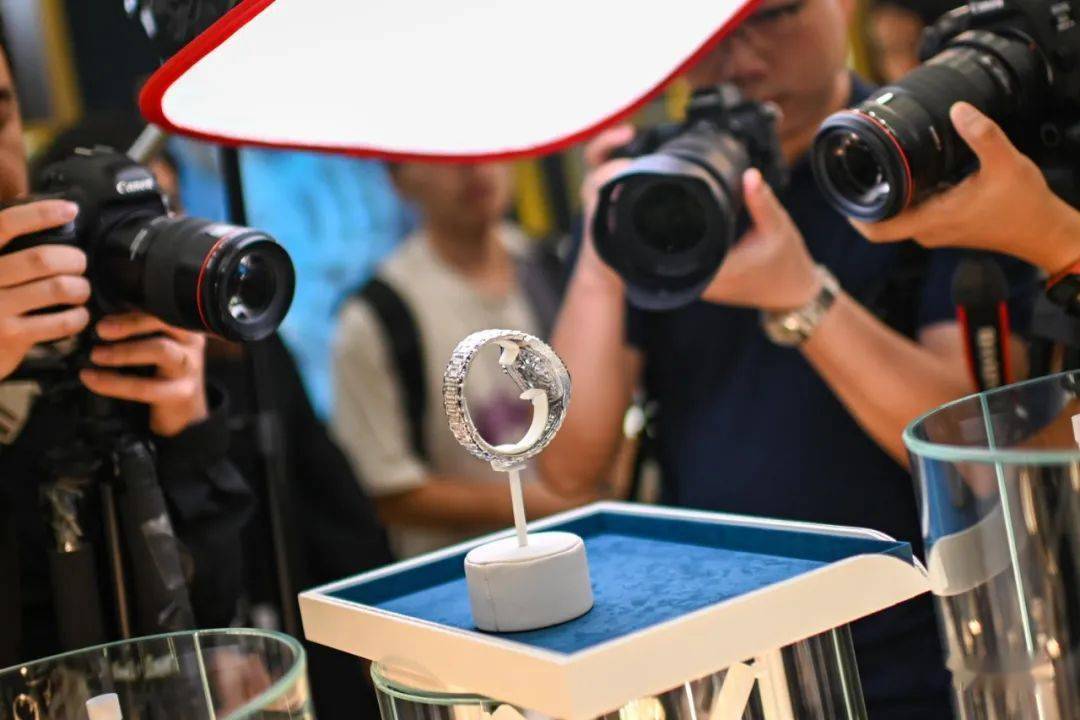 制表|午夜表情 | 终于等来了今年第一场表展,大家都卯足了劲儿。