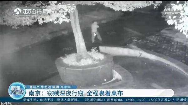 别想跑！小偷全身裹着桌布店内行窃 得手后用手