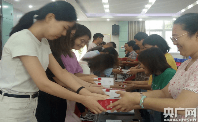 漯河|青蓝携手，共育芬芳——漯河市第三初级中学举办“青蓝工程”师徒结对拜师仪式