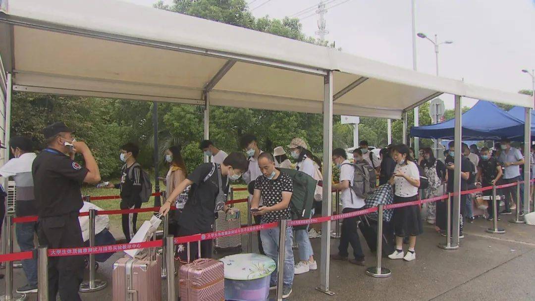 这几天,奉贤海湾大学城的华东理工大学,上海应用技术大学等几所高校