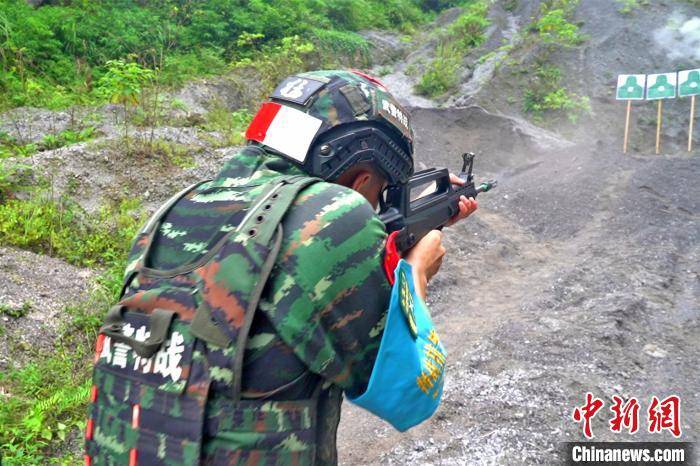 三峡武警举行山林地反恐极限训练