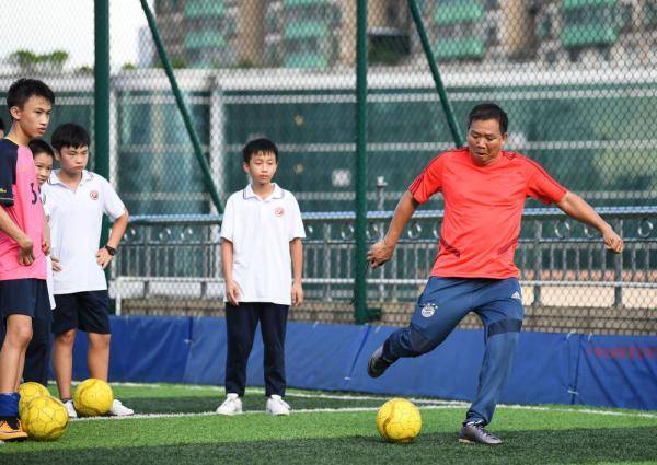 天台|体育丨天台上的足球课堂