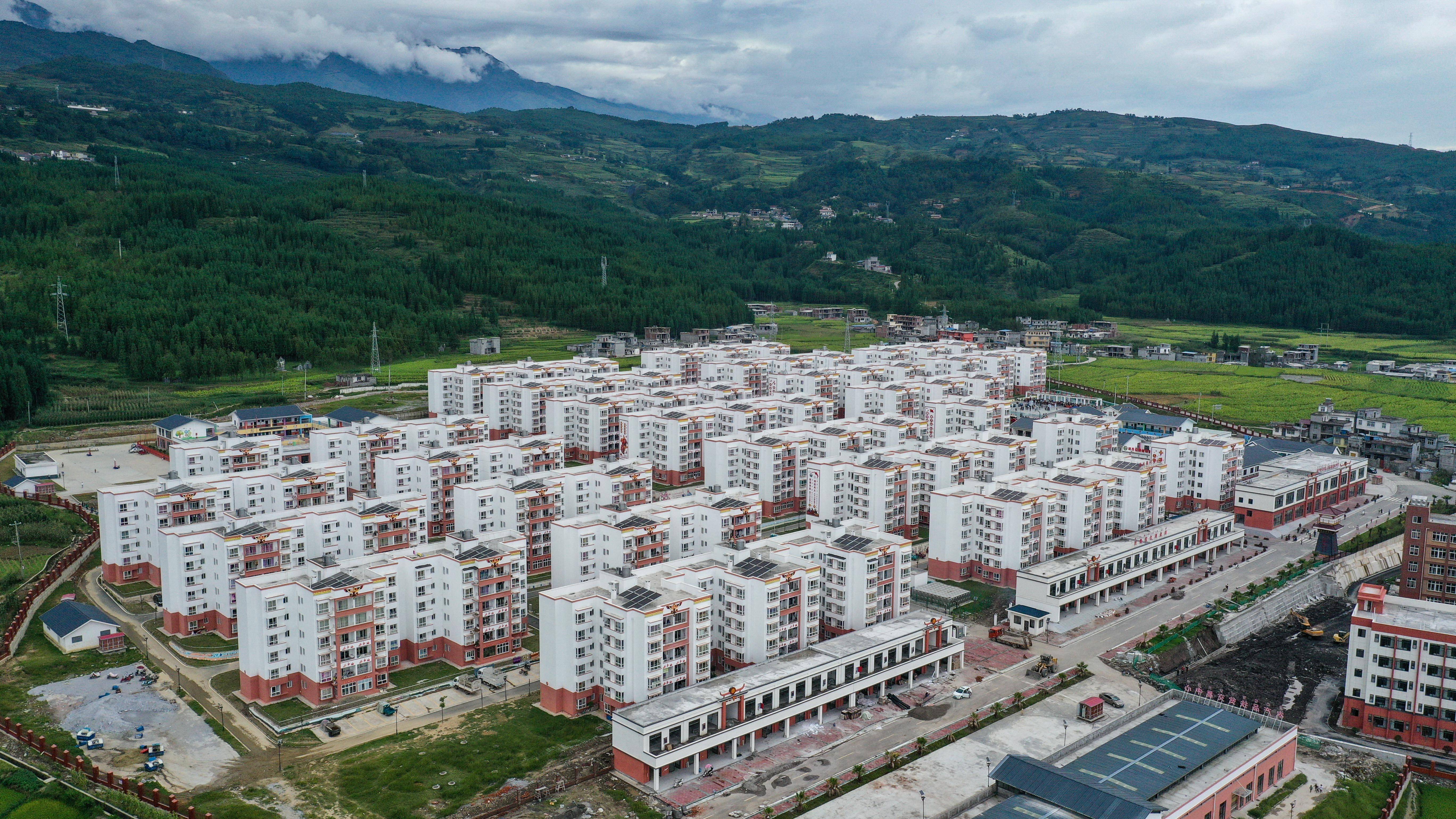 这是8月28日在四川省凉山彝族自治州越西县拍摄的易地扶贫搬迁安置点