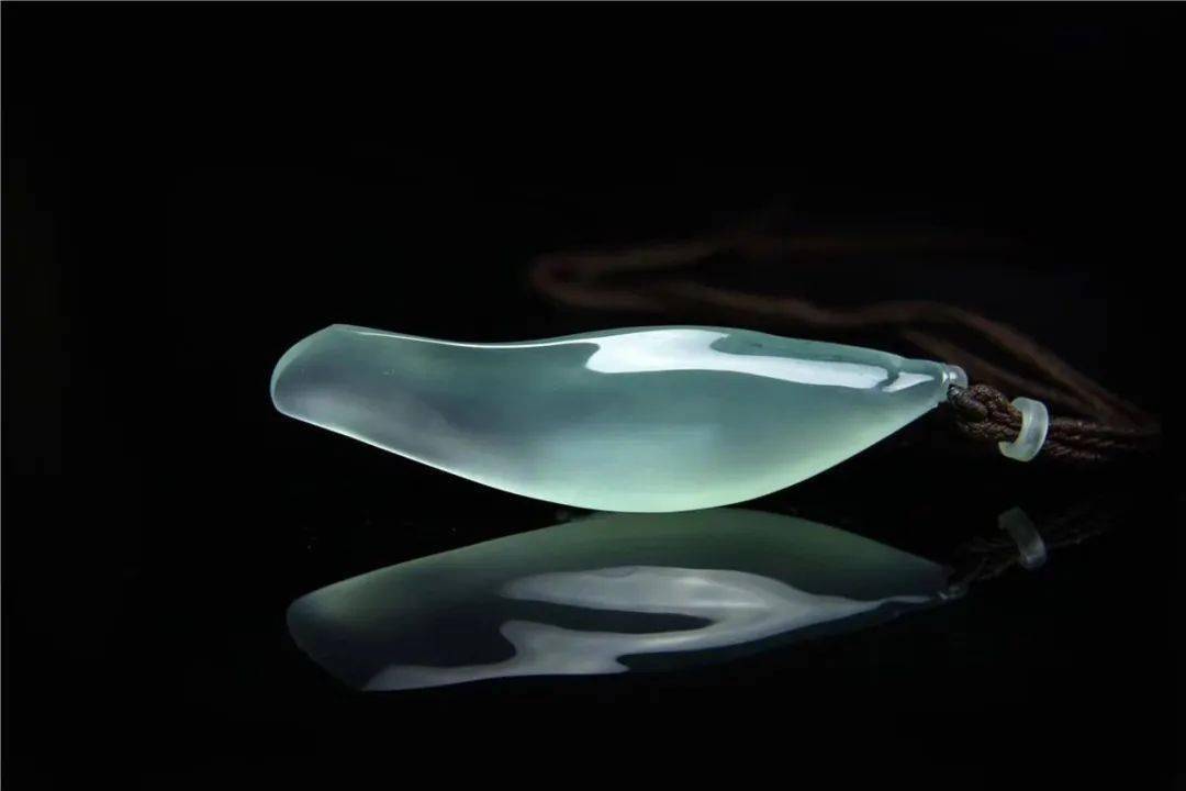 颜色|为什么翡翠都喜欢用深色的挂绳？