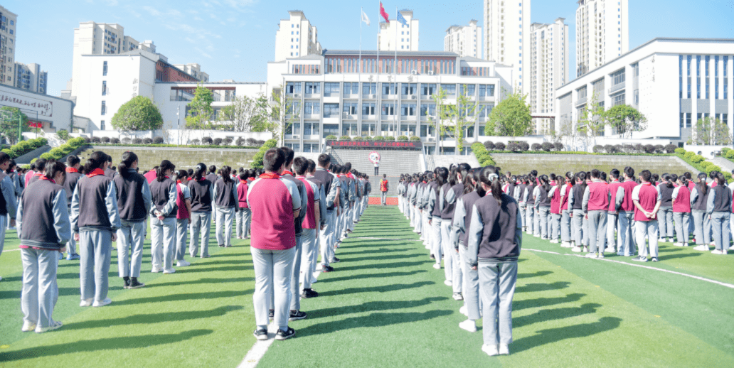 秭归在县第一实验中学开展了 防空应急疏散演练 上午 9:30 当 第一声