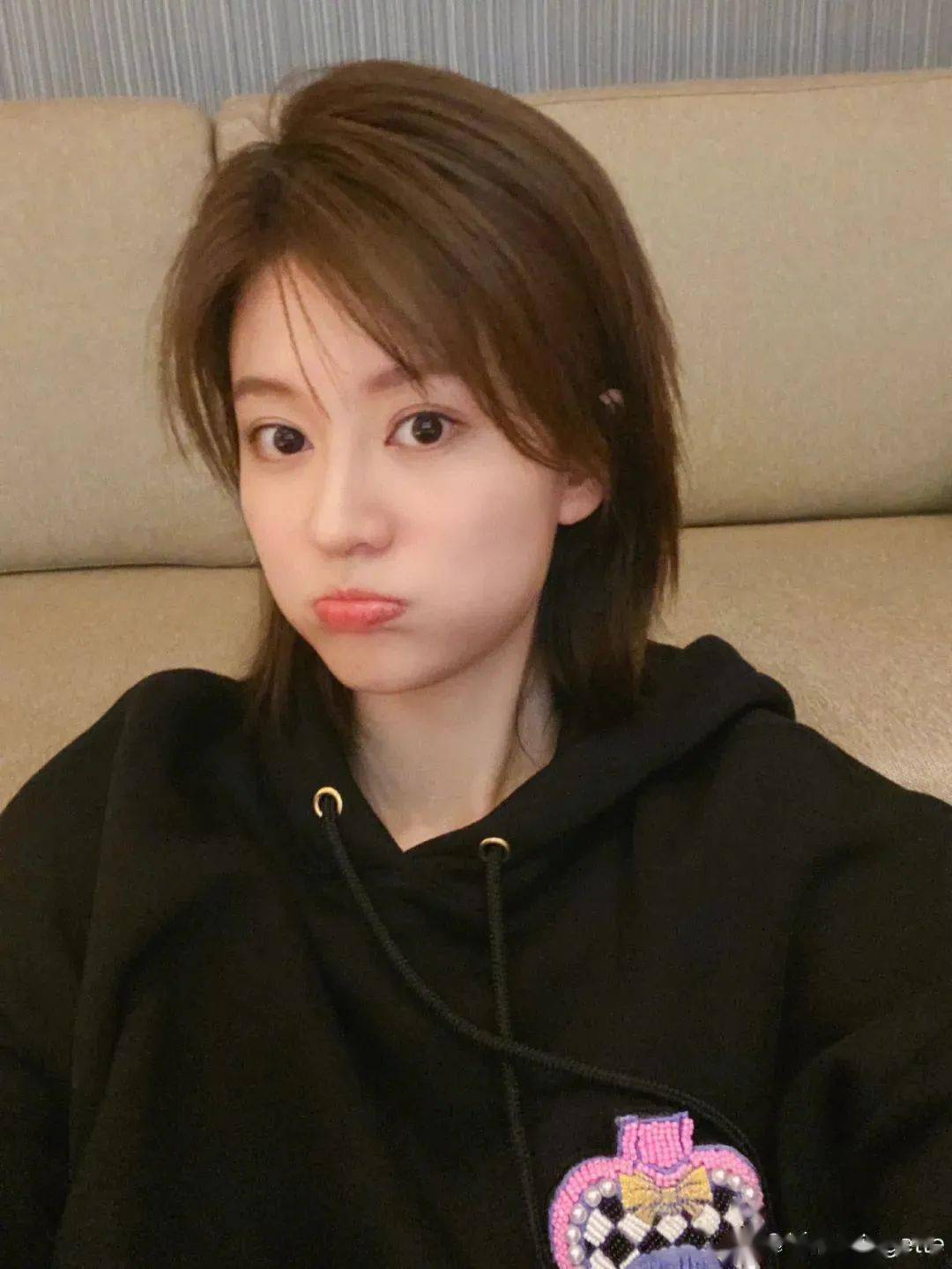 伪装成|伪装成乖乖女、正面“刚”老板的乔欣怎么更有魅力了?