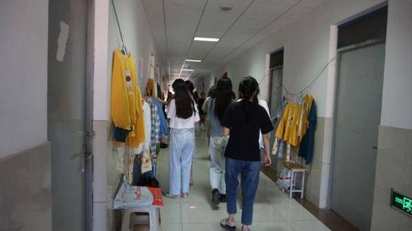 宿舍|女大学生网购100多件衣服，把宿舍走廊打造成“购物街”