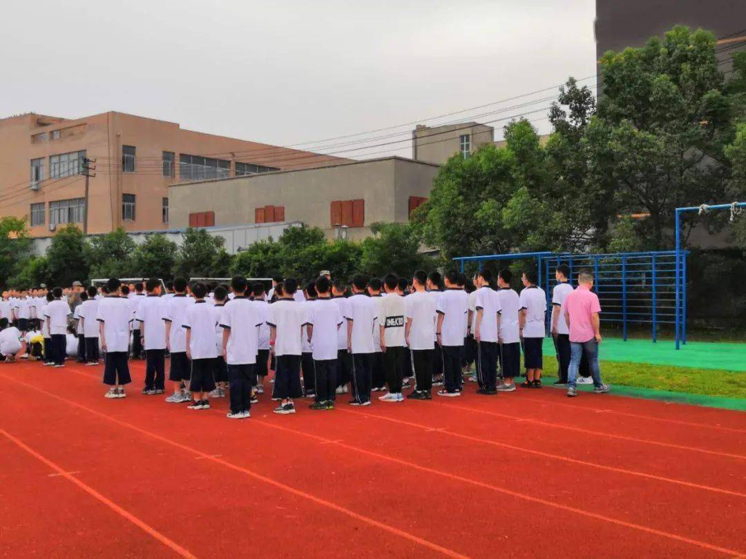 挺拔的军姿,嘹亮的口号,整齐的步伐,钱库二中新生军训,美好镜头连连来