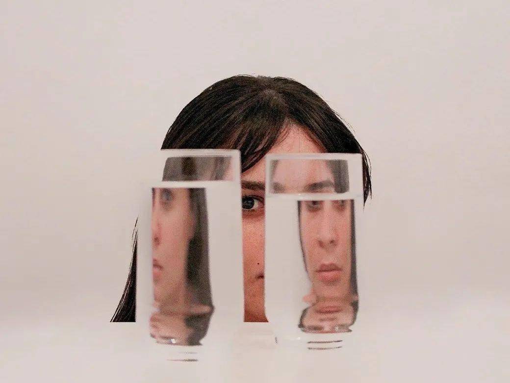 话题|亲密关系深度话题 |暧昧有多迷人，就有多伤人