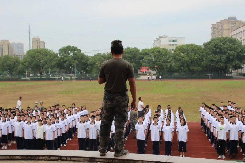 开学伊始,2020级新生的到来给我们钱库二中增添了新的活力.