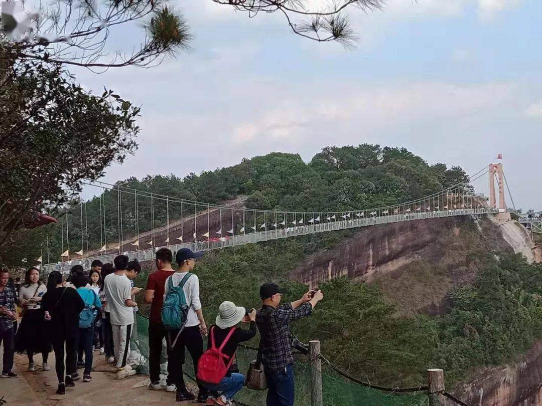 广西玻霸——藤县石表山云海鹊桥(7d玻璃桥)架设于石表山寨顶峰莲花