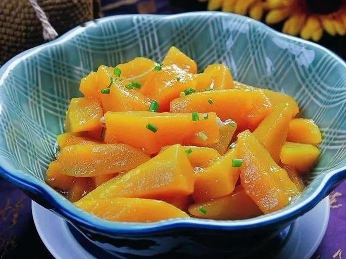 (酱干,榨菜丝,红椒) 油淋生菜 西红柿蛋汤 晚餐 西兰花炒肉 蜜汁南瓜