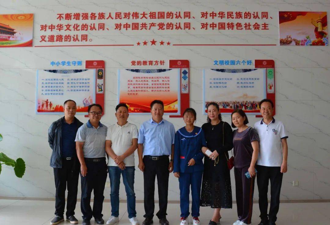 下图左起:尹培军,班主任杨云全,李文标,州民族中学校长杨文彪,叶春玉