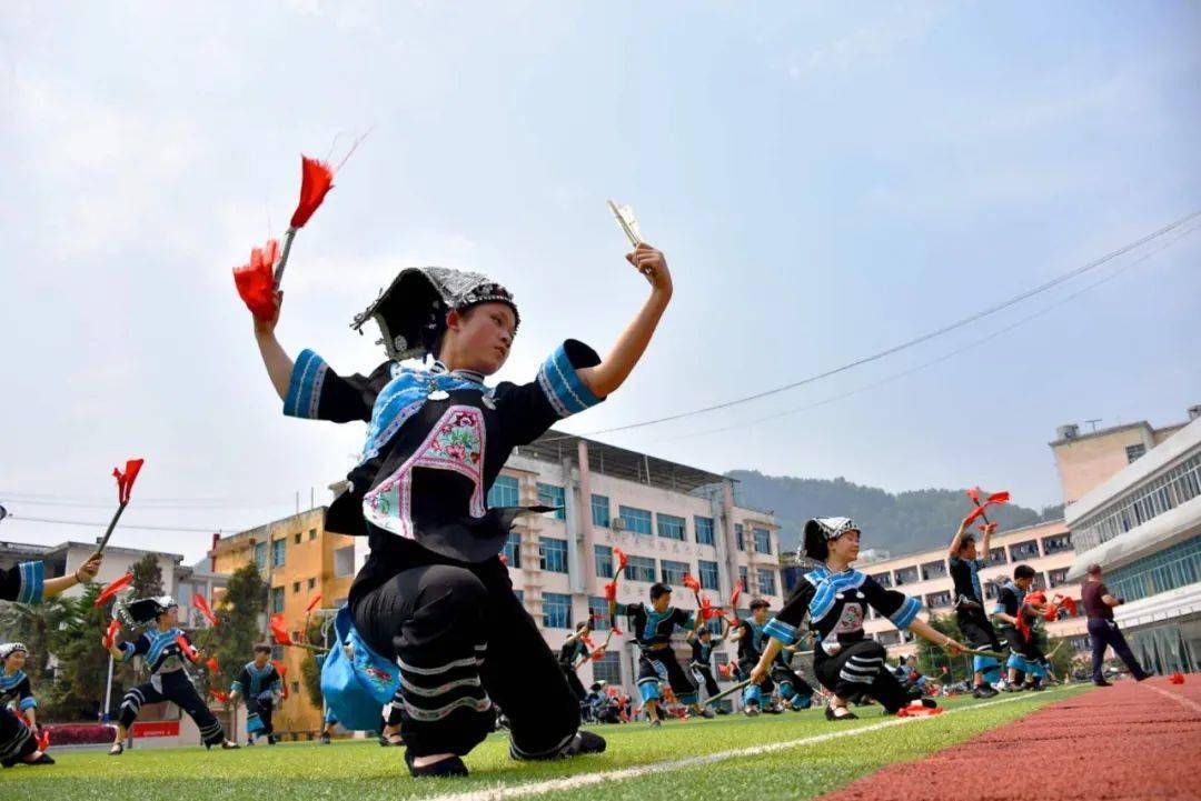 (贵州省黔西南布依族苗族自治州册亨县民族中学学生在表演竹鼓舞.