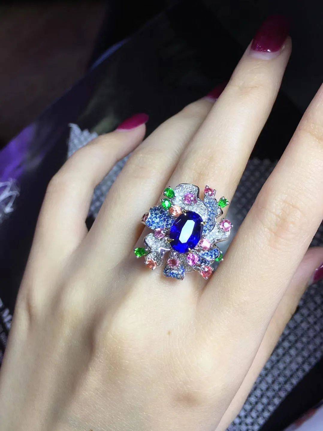 老年人|41岁女子10年时间里和8名老年人结婚 骗走大量珠宝和钱财后悲剧